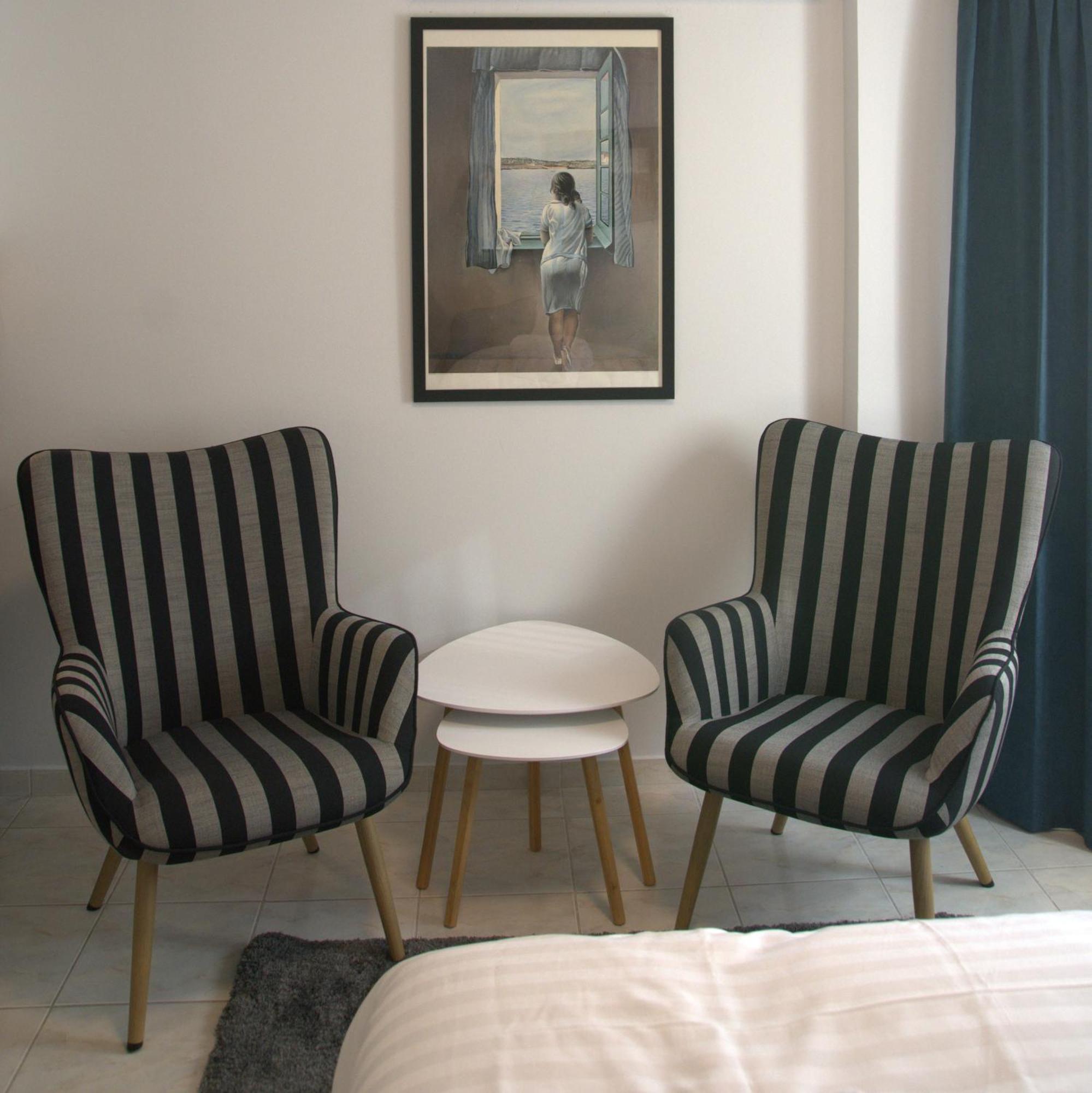 Rooster Apartment *